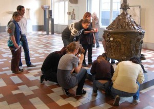 Zabytkoznawstwo rzemiosła artystycznego- Odlewnictwo (studenci w Berlinie nad chrzcielnicą w Hildesheim)