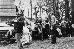 7 - Studenci Konserwatorstwa i muzealnictwa na zajęciach terenowych podczas praktyk w Henrykowie, 1974